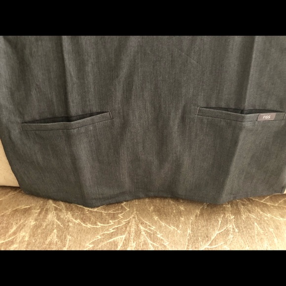 BNWT cashma 3 pocket scrub top - Picture 2 of 4